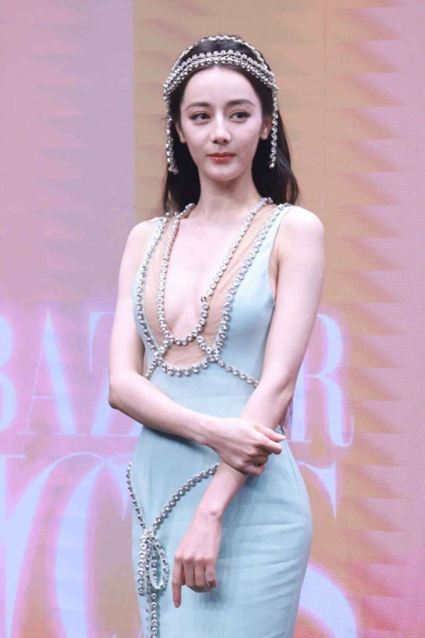 网上配资开户 迪丽热巴马面裙红毯惊魂！抹胸滑落副乳全暴露，无滤镜生图与精修图判若两人引全网热议