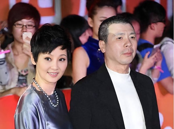 配资查询之家官网 冯小刚徐帆27年婚姻再生疑云 电影节零互动养女风波引热议